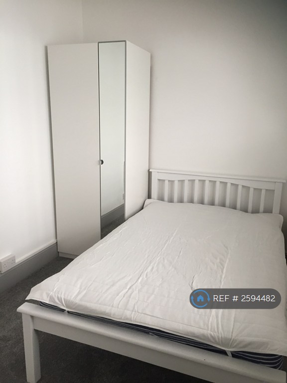 1 bedroom flat in Somers Road, Southsea, PO5 (1 bed) (#2594482)