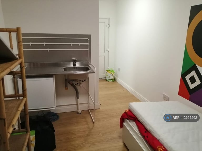 Studio flat in Alderney Gardens, London, UB5 (#2653262)