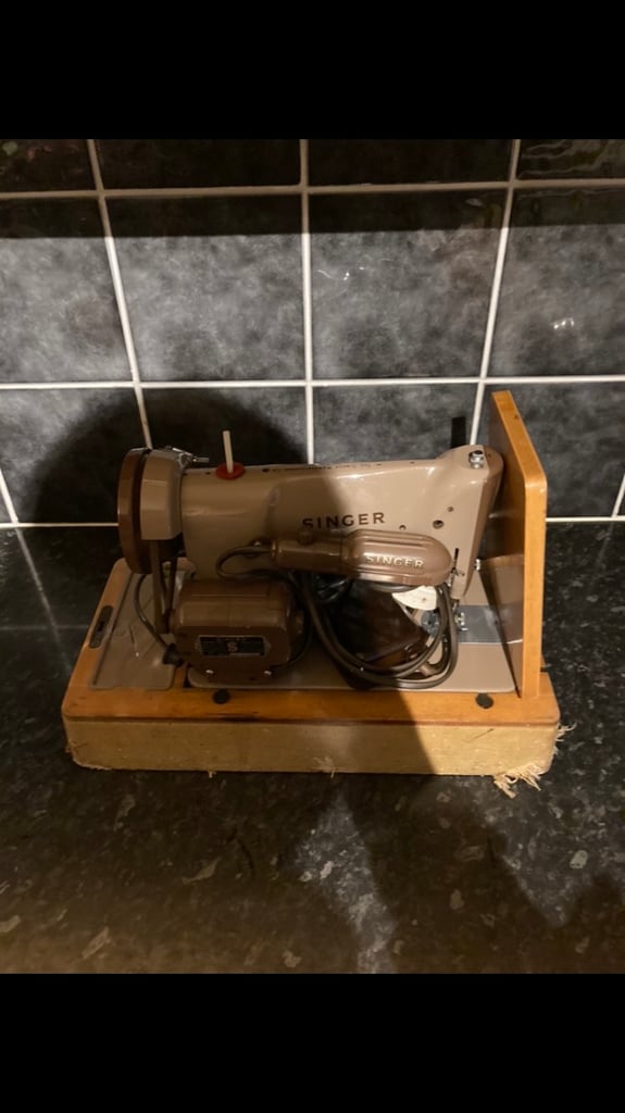 Singer sewing machine complete very good working condition