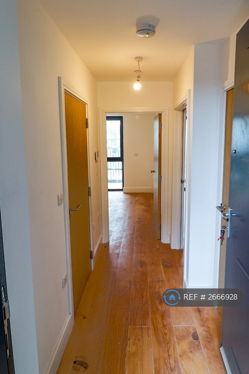 2 bedroom flat in Staines Road, Hounslow, TW4 (2 bed) (#2666928)