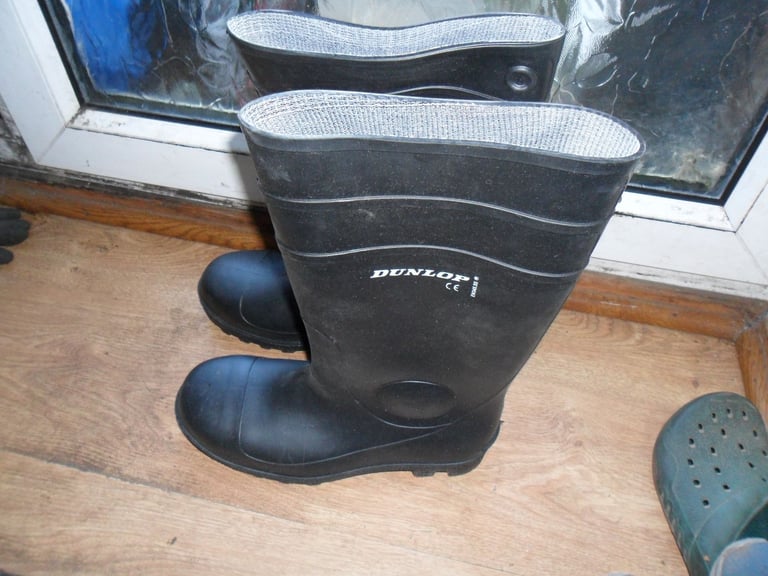 image for Wellington safety boots size 9 NEW