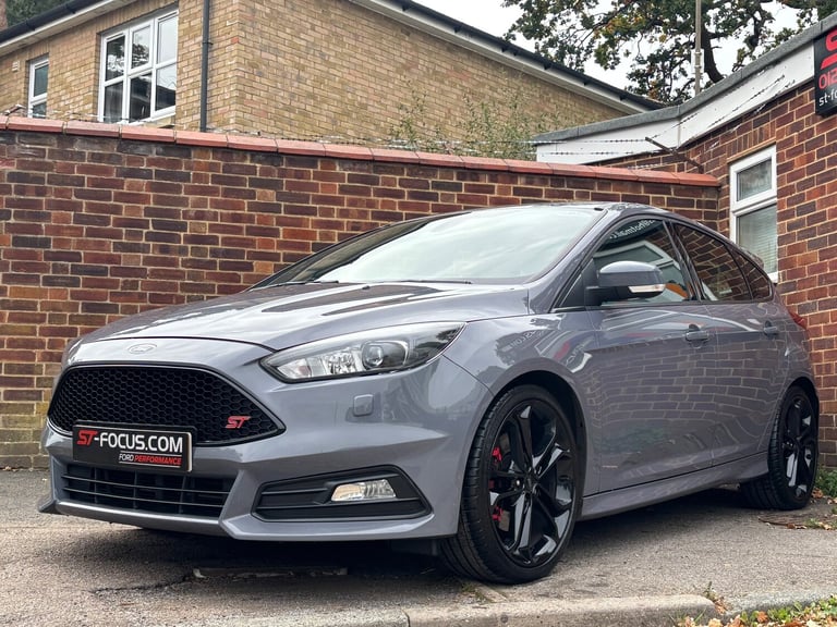 2017 Ford Focus 2.0T EcoBoost ST-3. LOW OWNERS  LOW MILEAGE  MOUNTUNE EXHAUST.