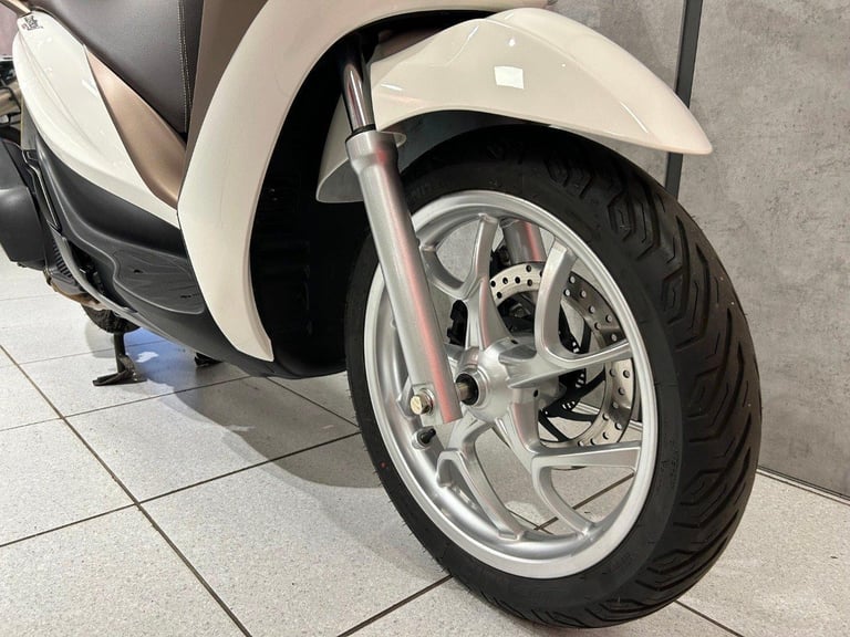 2023 Piaggio Medley 125 - 1332 miles
