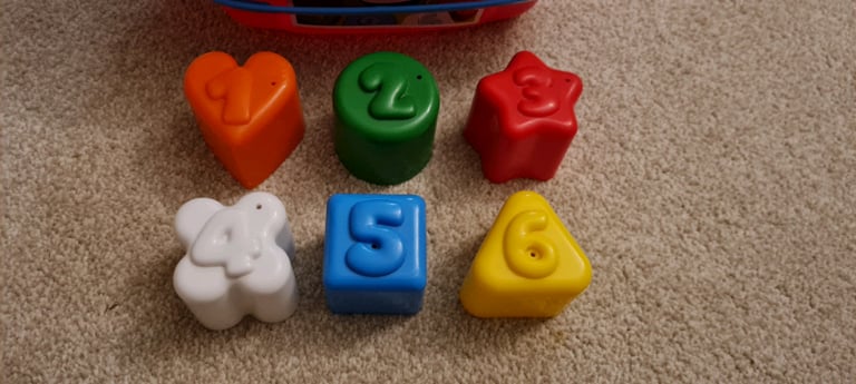 Shape sorter with 6 shapes