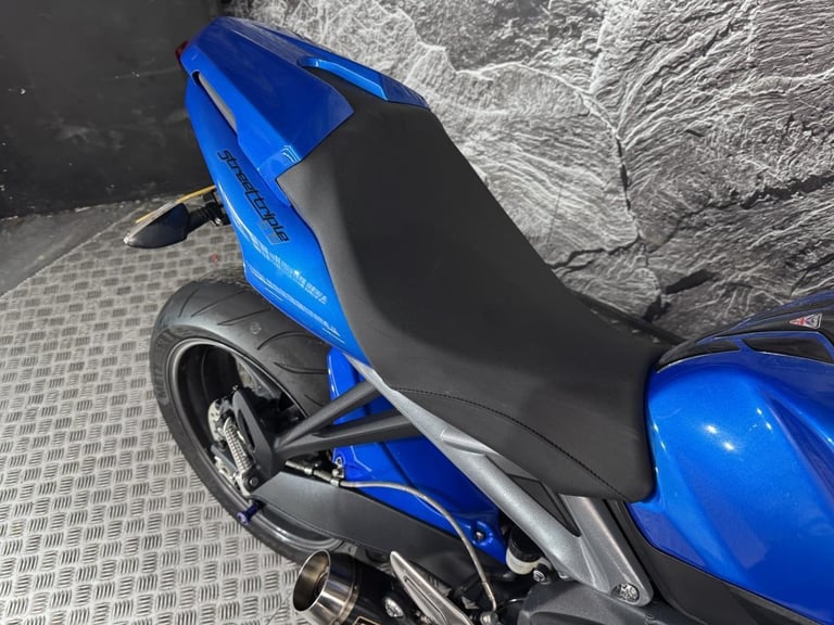 TRIUMPH STREET TRIPLE 675 2013