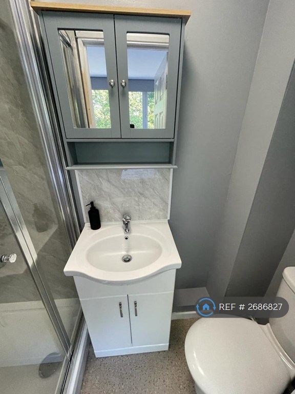 6 bedroom house in Barchester Close, Uxbridge, UB8 (6 bed) (#2686827)