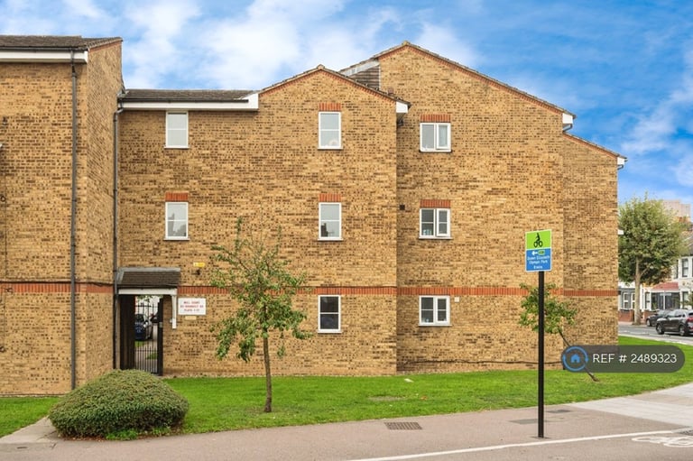 1 bedroom flat in Mill Court, London, E10 (1 bed) (#2489323)