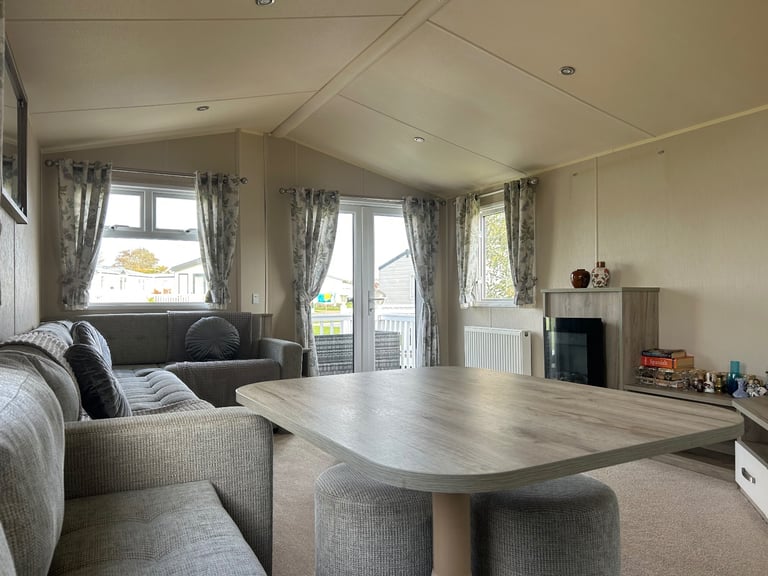 Mobile home for sale - 11.5 month season - Burgh Castle, Great Yarmouth