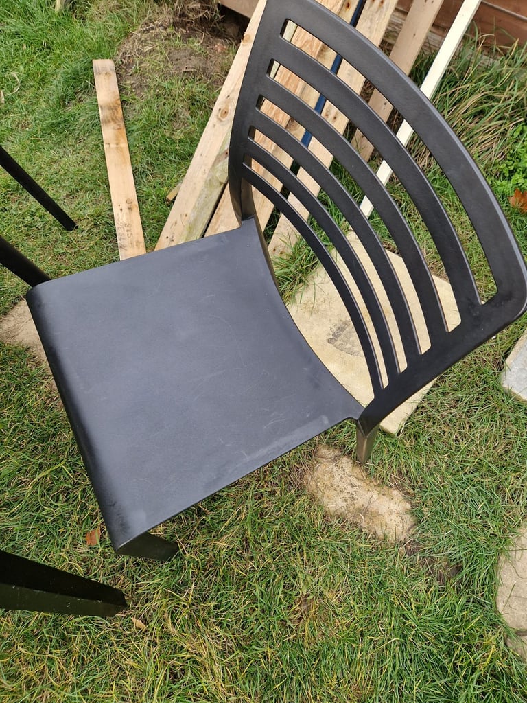 Julian bowen black wooden dining table +4 chairs