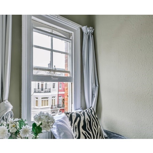 Single Semi-Studio in Castletown Road, West Kensington/Barons Court, W14 9HG * Bills Inc*