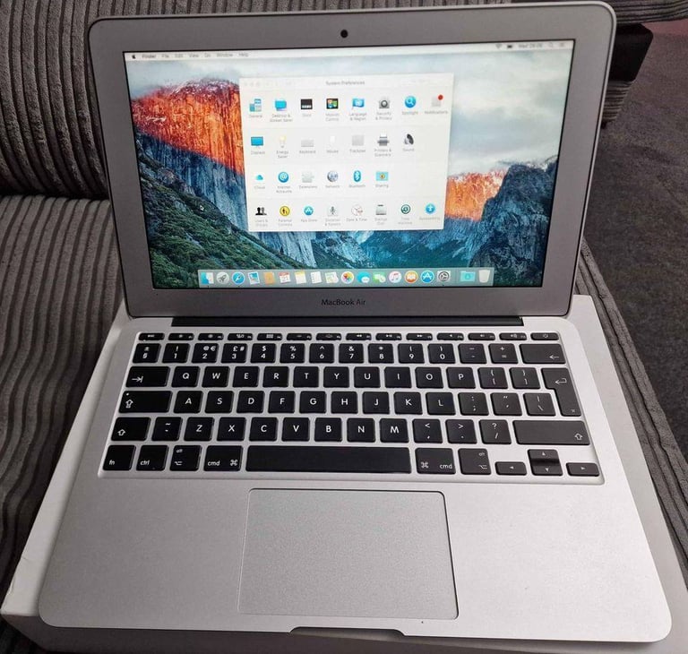 Macbook Air 2015. Complete in Box - Intel Core i5