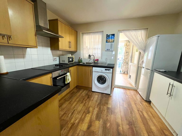 Excellent condition 2 bedrooms 2 receptions terrace house in woodford Green, ilford