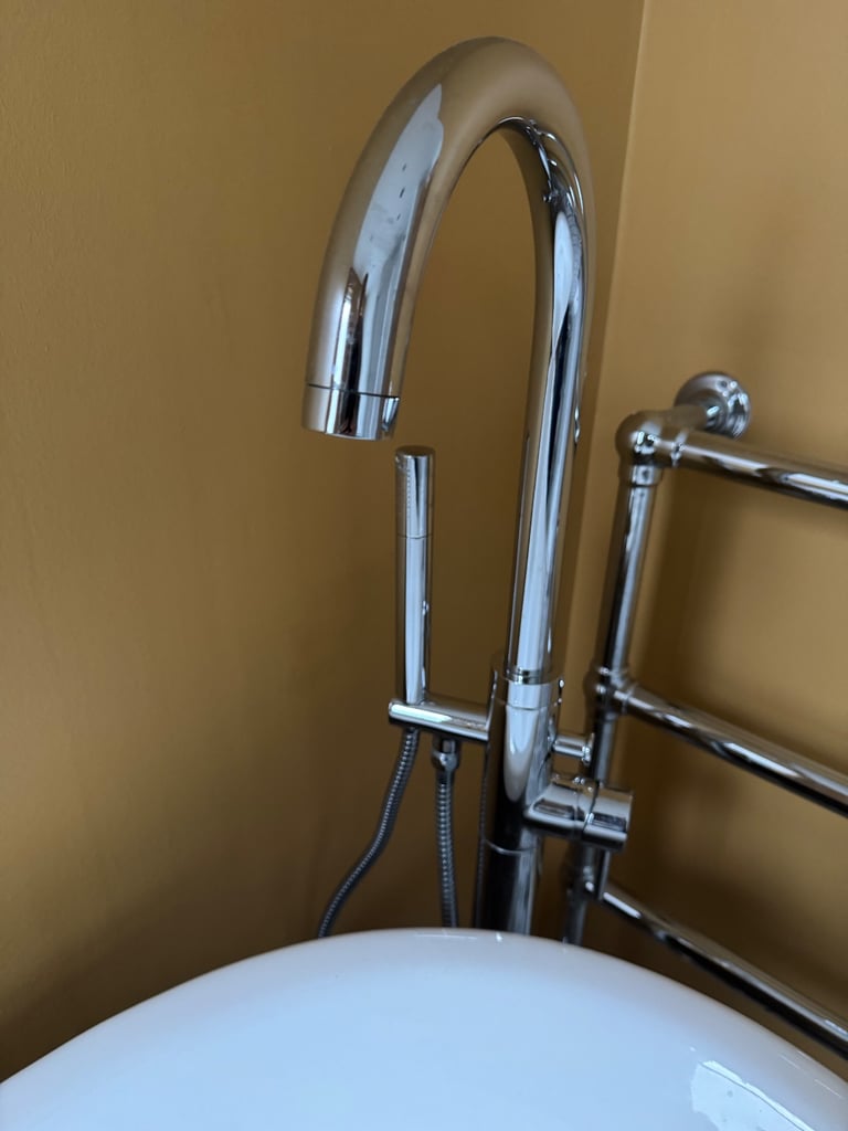 Floor freestanding chrome bath tap with shower attachment