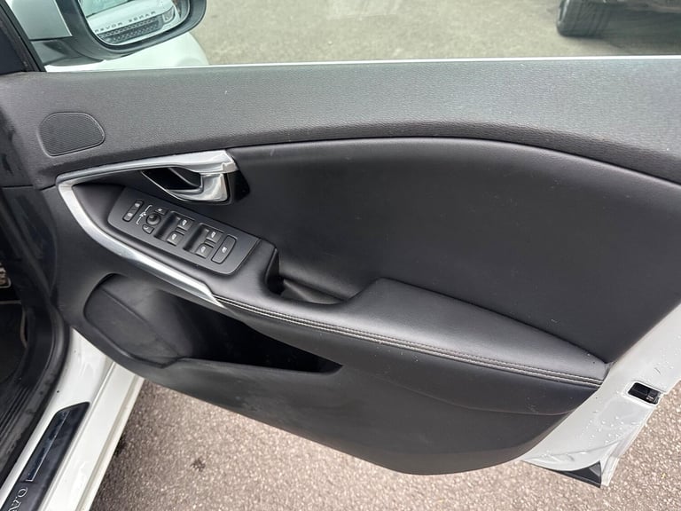 2016 Volvo V40 2.0 D2 R-Design Lux Nav Euro 6 (s/s) 5dr HATCHBACK Diesel Manual
