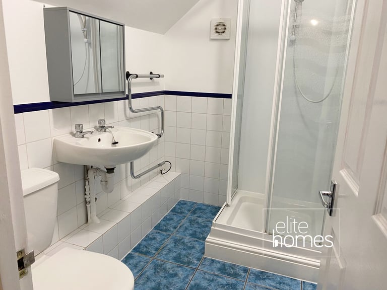 Newly decorated large Top floor Studio Flat in Wood Green, N22.