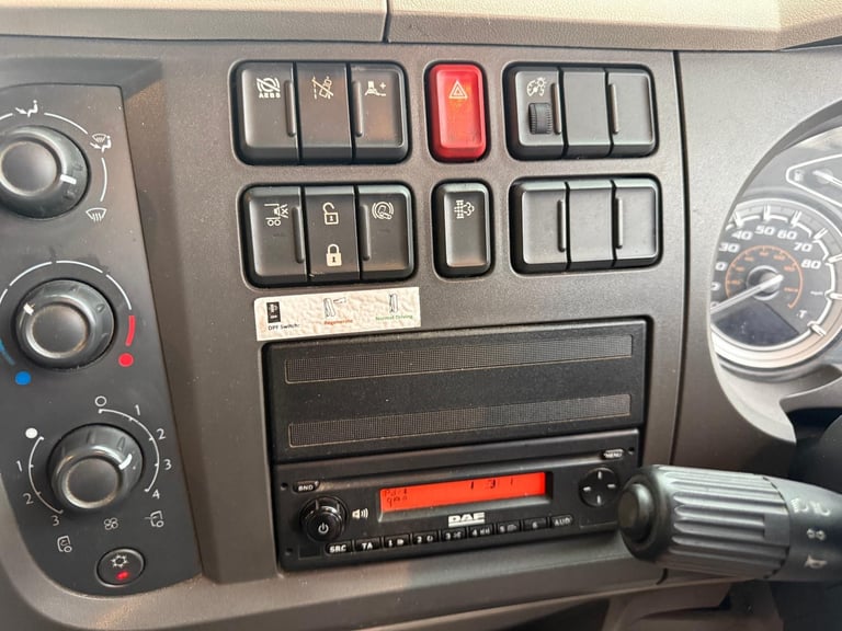 DAF LF 230, CURTAIN, UNDERSLUNG TAIL LIFT 