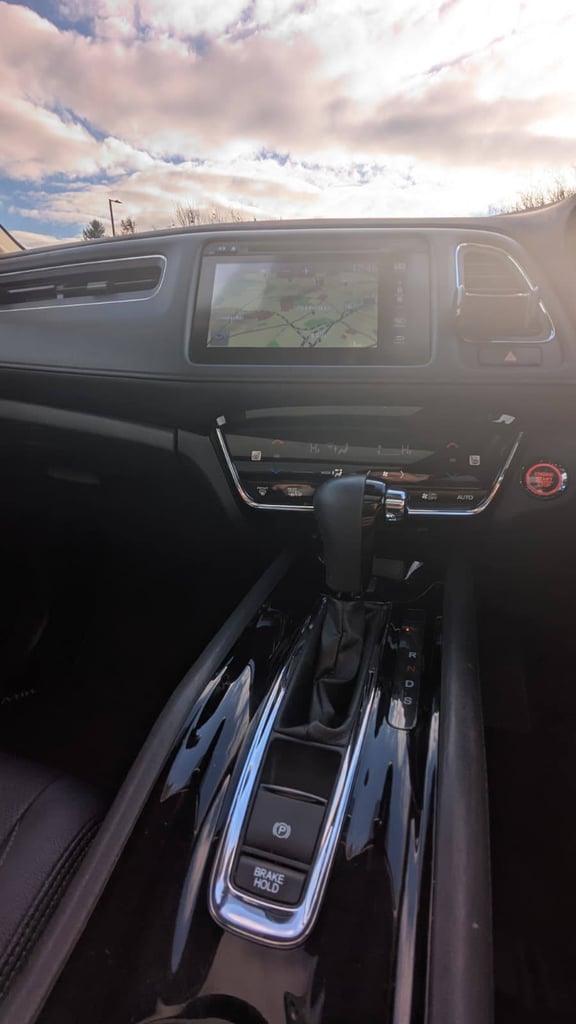 2019 Honda HR-V 1.5 i-VTEC Automatic – Panoramic Roof, MOT till March 2026, leather seats