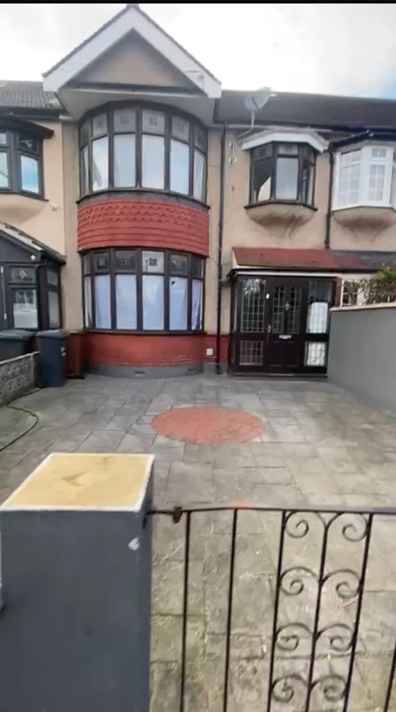 4 bed house in Barking  ,Strictly No agents or company let ,Working Professional 