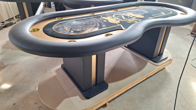 Poker table in gold with racetrack and cup holders in black leather 