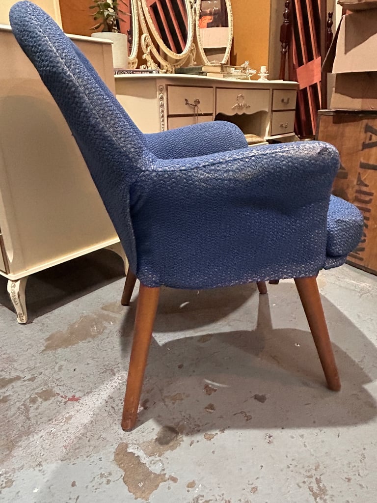 Vintage Armchair with Solid Wood Legs  (Project) 