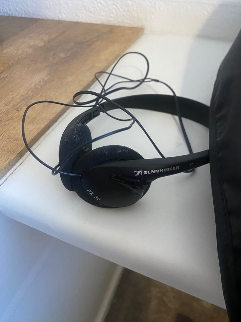 Yamaha PSR 3000 electronic keyboard, stand , cover and carry case 