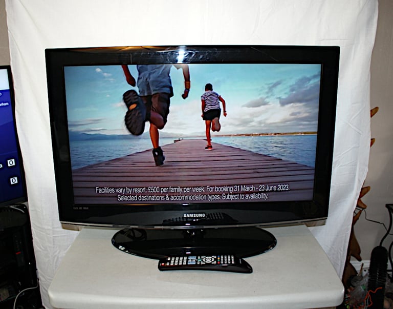 Samsung 32 inch LCD TV with Freeview