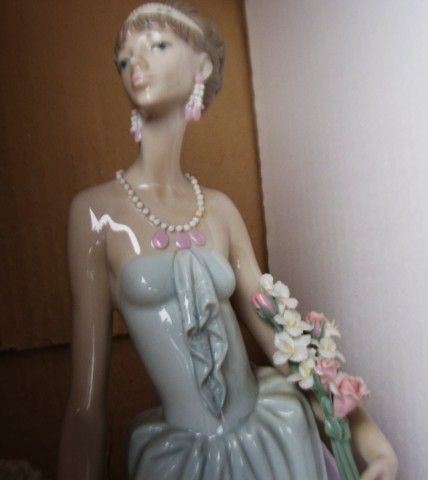Lladro - Lady Figurine - Really a Beautiful Piece - as per attached