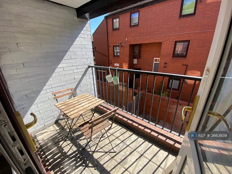 3 bedroom flat in Martlesham Walk, Manchester, M4 (3 bed) (#2663939)