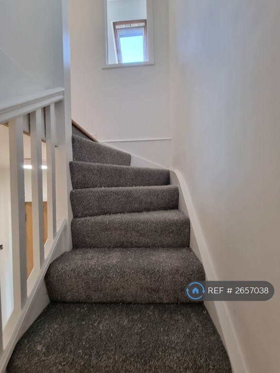 3 bedroom flat in The Ridgeway, London, W3 (3 bed) (#2657038)