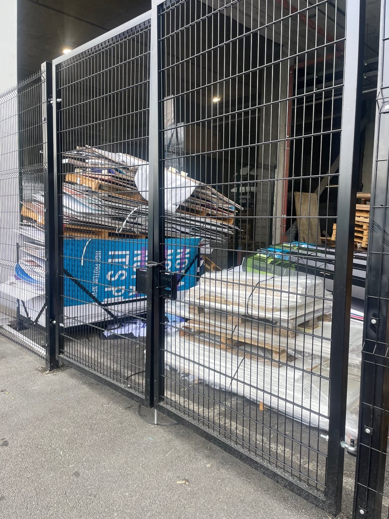 Gate heavy duty 3m high 2.2m wide anti climb. used for just 3 weeks 