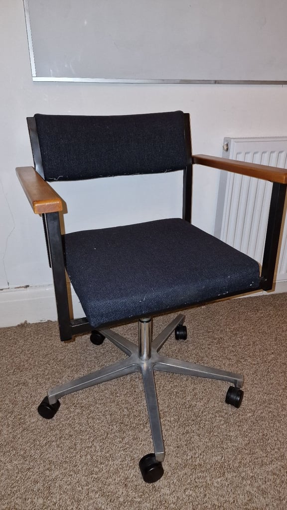 Sturdy Office chair with wheels