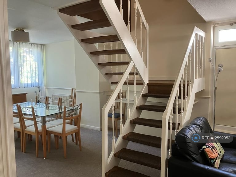 3 bedroom flat in John Parker Square, London, SW11 (3 bed) (#2592952)