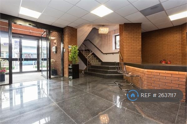 2 bedroom flat in Eleanor House, Waltham Cross, EN8 (2 bed) (#2637117)