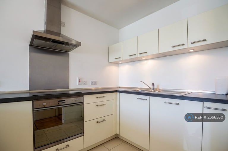 2 bedroom flat in Rice Street, Manchester, M3 (2 bed) (#2666380)