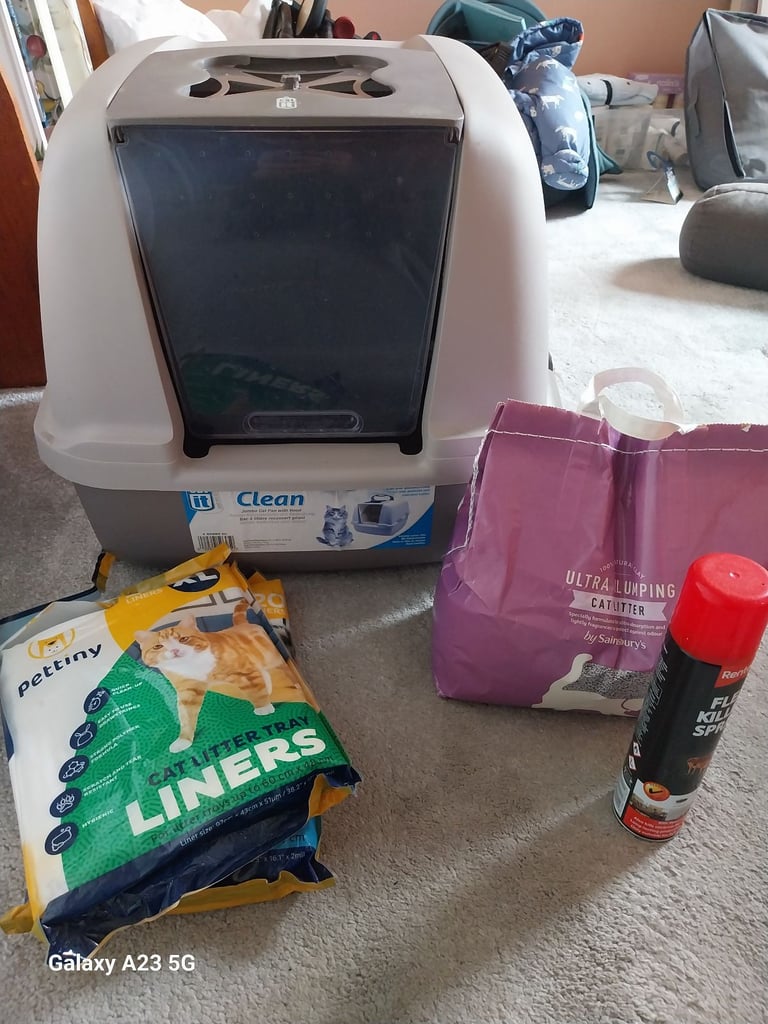Large cat litter tray and accessories 
