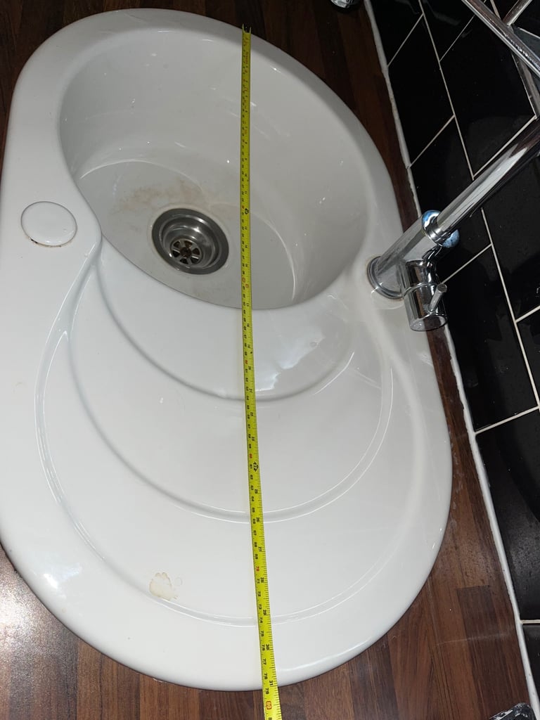 Ceramic round sink with pull out chrome mixer tap