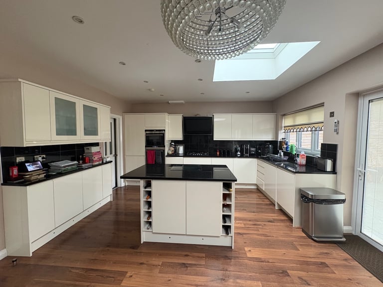 image for Kitchen Units for Sale Buyer to Collect and Dismantle with Siemens appliances