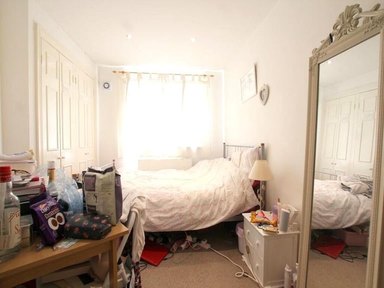 🏠 Bright and cozy room in Canning Town available