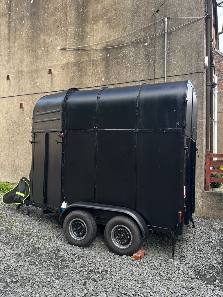 Converted Horsebox Hersteller: KNOTT Gmbh D 83125