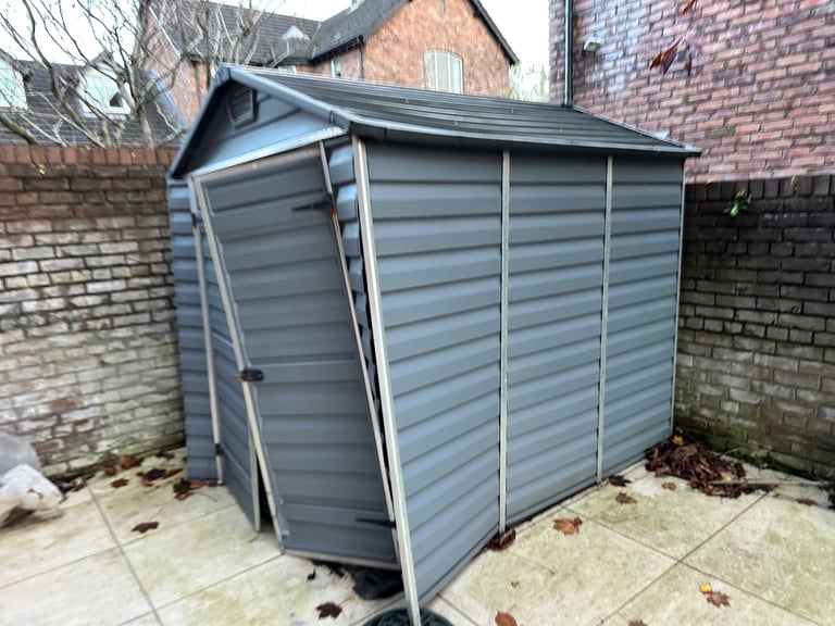 PALRAM Grey plastic shed 6ft x 7.5ft (72x90 inch) damaged