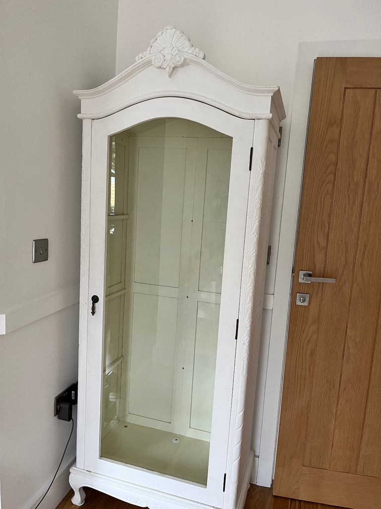 Ornate cupboard/wardrobe vgc £30 collect so45 