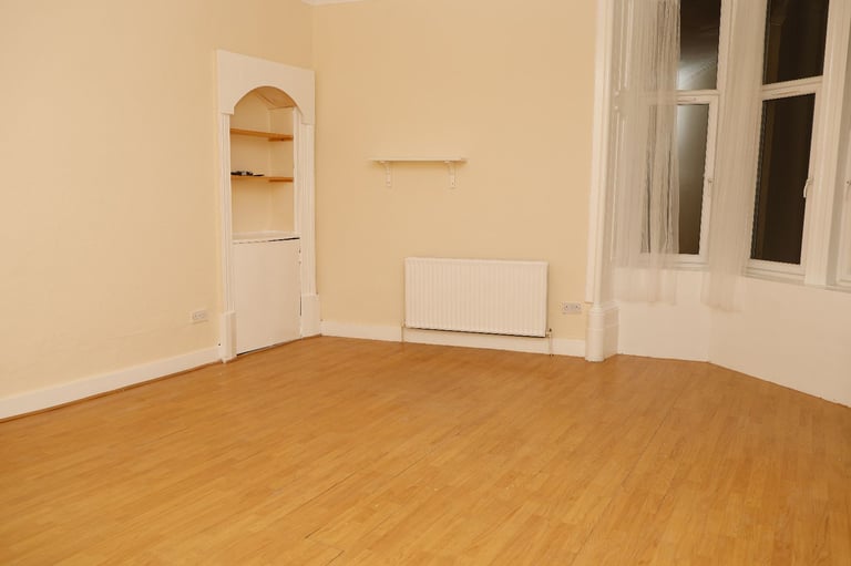 Newly Decorated 3-Bedroom Flat for Rent – Glasgow South Side