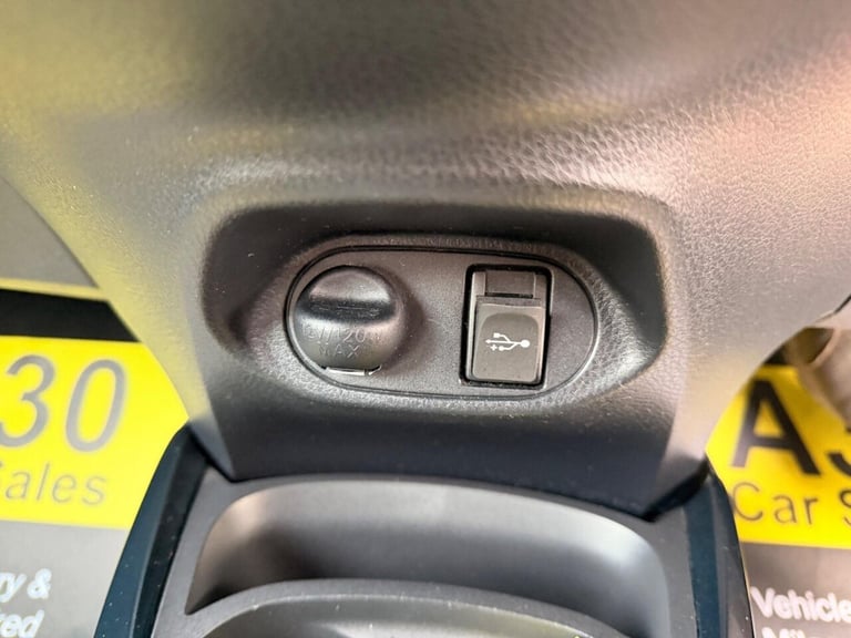 2016 Toyota Yaris 1.5 VVT-h Design E-CVT Euro 6 5dr Hatchback Automatic