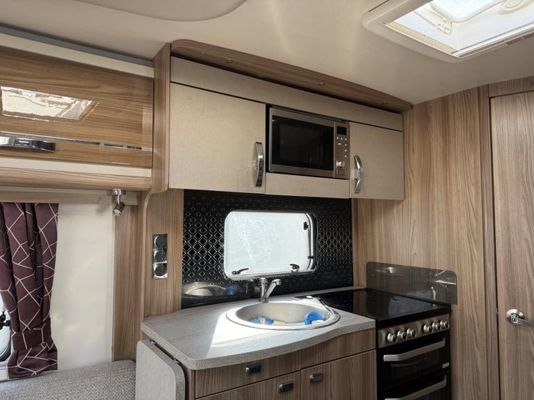 2020 SWIFT Challenger x835 4 Berth fixed island bed