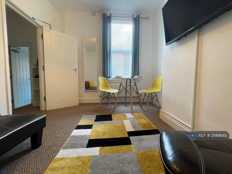 2 bedroom flat in Lower Ford Street, Coventry, CV1 (2 bed) (#2588645)