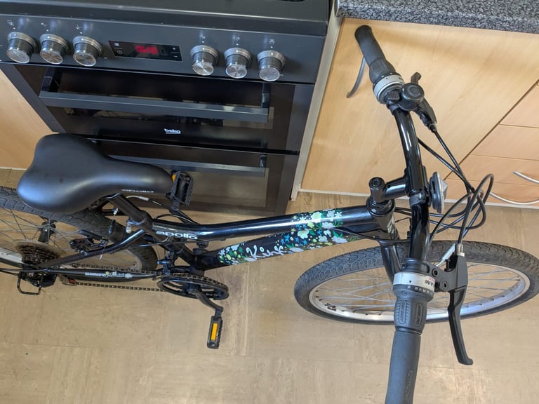 Girl's bike 24 inches wheels. 