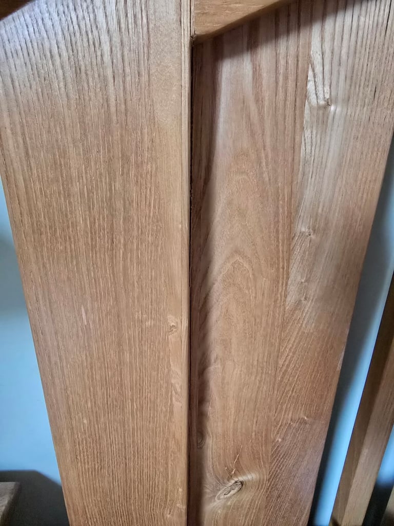 Solid oak kingsize bed and pair of matching bedside cabinets