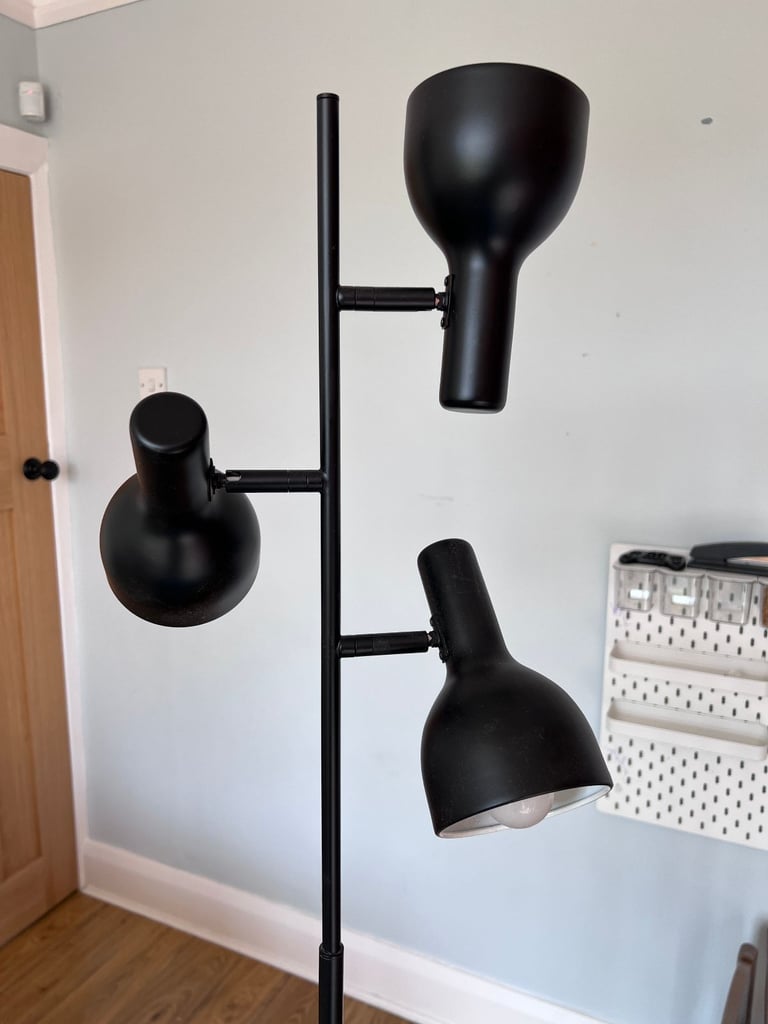 Metal floor lamp with adjustable spotlights