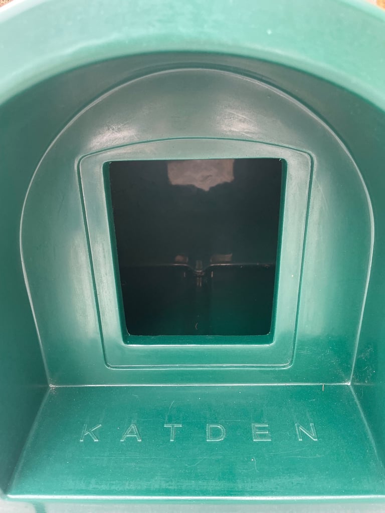 Mr Snuggs Katden / outdoor cat house kennel 