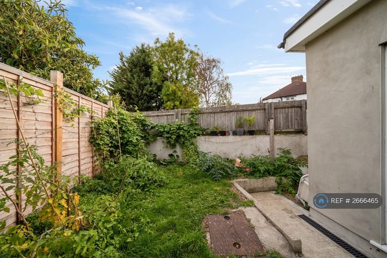 1 bedroom flat in Beckenham Hill Road, London, SE6 (1 bed) (#2666465)